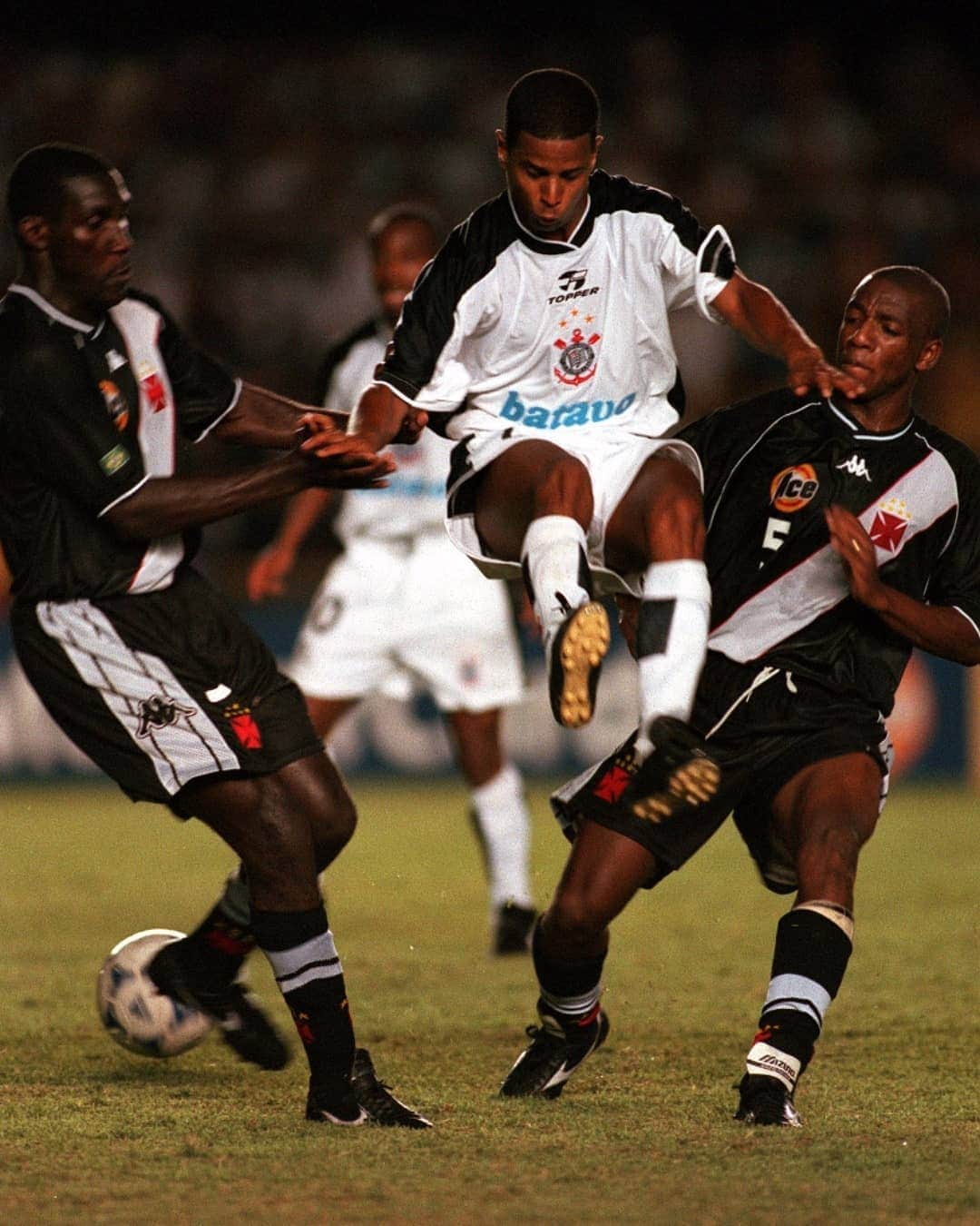 FIFAワールドカップさんのインスタグラム写真 - (FIFAワールドカップInstagram)「20 years ago today, @corinthians won the first edition of the FIFA Club World Championship after beating @vascodagama 4-3 on penalties in an all-Brazilian Final 🇧🇷🏆 #ClubWC #Mundial20anos #Corinthians」1月14日 23時17分 - fifaworldcup