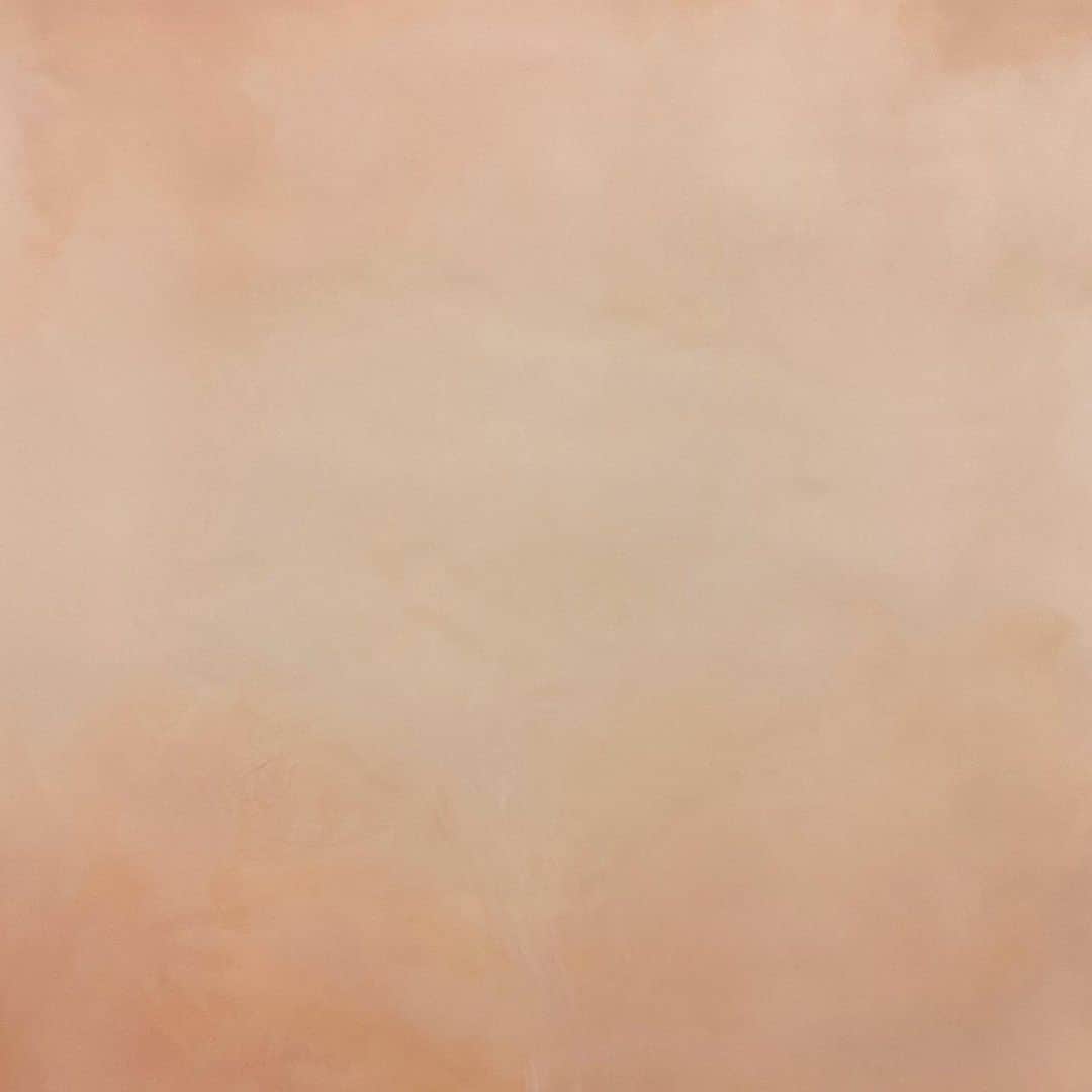 中瀬萌のインスタグラム：「何かを生み出すことは自分への鏡であり、それが社会に対しても意味があることでありたい。当たり前かと思っていたけど、これがなかなか出来なかったりする。自分が思う社会の定義が曖昧だと尚更。社会、つまりは個人史の集合体かと考えると、結局はやはり自分に返って来る。自分、自分？自分が変わると何が変わる？わたしはあなたを変えようとする？何かに気付いて欲しいだけかもしれない。何も残さない。続くだけ、死ぬまで後ろと先がある。その先と後ろの長さはわからない」