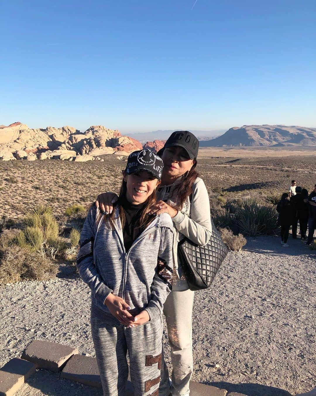 村主章枝さんのインスタグラム写真 - (村主章枝Instagram)「We went Red rock for location check with Japanese TV producer. Can't wait to making a good project with them on April✨ レッドロックにプロデューサーさんとローケーションチェックに行きました。 ４月の番組撮影が楽しみです。 #redrockcanyon  #locationcheck #アンコキーヌ」1月15日 4時45分 - fumie.suguri