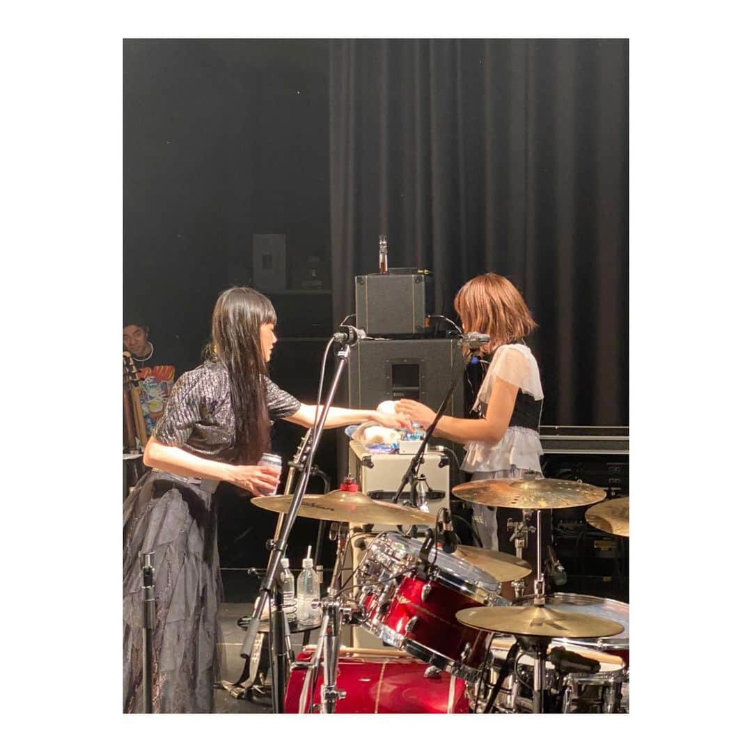 廣瀬茜さんのインスタグラム写真 - (廣瀬茜Instagram)「2020.1.11 BAND-MAID WORLD DOMINATION TOUR 2019-2020【激動】@神戸Harbor Studio . 私の地元、神戸でのお給仕！！ 今年も来れて本当に嬉しかった🥰 . 「おかえり」って暖かく迎えてくれるみんなが大好きだーーーー！！！！ . また絶対帰ってくるからね🏠💖 . . 寄り目の練習してるところ&小鳩のアンプの上に飾ってるサメ達をひっくり返してる決定的瞬間を撮られていました🦈📸 . テックのもっちゃん、ガン見しとるやん。 . もっちゃんも神戸出身なんだ〜！ 一緒に帰ってこれて良かった！！ . 神戸ありがとーう❤️ . #bandmaid #激動」1月14日 23時25分 - akane_bandmaid