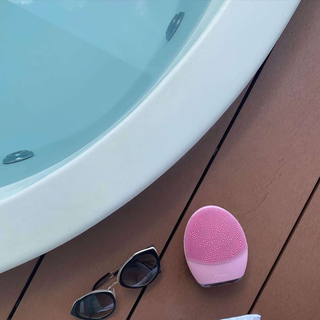 Gabrielaさんのインスタグラム写真 - (GabrielaInstagram)「Foreo ♥️ . 旅行にも持っていきます🥰 . . . . . #foreo #skincare #beauty #フォレオ　#フェイスブラシ　#美肌　#スキンケア　#facebrush」1月14日 23時26分 - rkgabriela