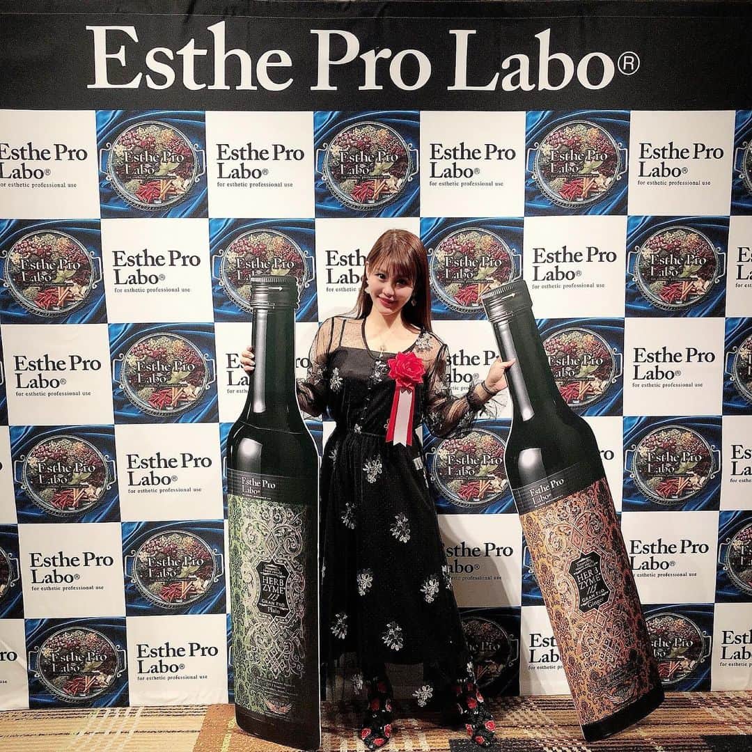 美馬怜子のインスタグラム：「Esthe Pro Labo 2020 new year partyへ😊💖 .  酵素ジュースから始まって、プロラボのサプリメントを普段から愛用させて頂いているので、ご招待いただき感動でした🥰💕 . テーブルでは、川村ひかるさんがお隣^_^🎵 佐々木会長を囲んで、ひかるさん、山田まりやさんと記念撮影しました💖 . 久しぶりに楽しい夜でした💖 . そして今年は、内面美容医学財団の資格取得のために勉強を頑張ります❤️ . #estheprolabo #内面美容 #内面美容医学財団 #ファスティング #プロラボ新年会 #ステキなファミリー」