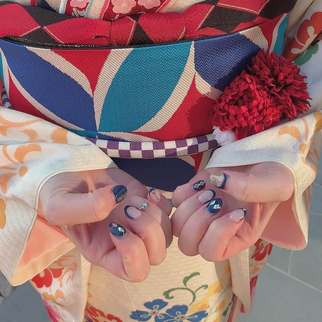 江籠裕奈さんのインスタグラム写真 - (江籠裕奈Instagram)「. 成人式の為にちゅりさんが 爪を可愛くしてくれました。 ほんとになんでもできちゃう天才！ 振袖の画像みながら デザイン考えてくれて、 特徴的な襟に似たのとか きらきらとか全部可愛くて お気に入りです☺︎ ネイルも含めて 忘れられない思い出になりました、 ありがとうございました❤︎ @akane_o8o . 髪飾りは自分でお店に行って 選んだんだけど ネイルに合わせて青色の 丸い飾りのかんざしを入れました☺︎ . #成人式ネイル #あかねちゃんねいる」1月14日 23時30分 - egochan_329
