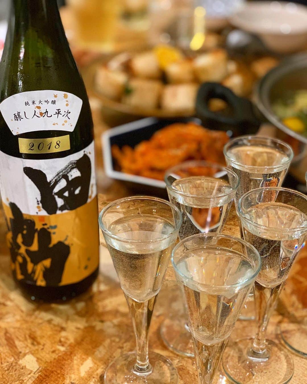 のインスタグラム：「新年会♡急遽決まった割にみんなで集まれて嬉しかった❤️ 天然の鳴門鯛のお出汁とほぐし身で炊いた鯛飯と寄せ鍋、みんなが持ち寄ってくれたりちょこちょこ作ったおつまみをお供に、九平次の協田で乾杯！！🥂 ・ ・ 私達の会話にちょっと圧倒されてるさなちゃんと、戦線離脱して寝そべってるナギナギ。3枚目特に音量注意🤪メンズ2人よ、女ってうるさい生き物やねん。ごめんな。爆 今年もみんなで美味しいものいっぱい食べて飲んで爆笑しよな🤣 ・ ・ #醸し人九平次協田 #新年会 #よく飲みよく食べよく笑う #ホームパリピ」