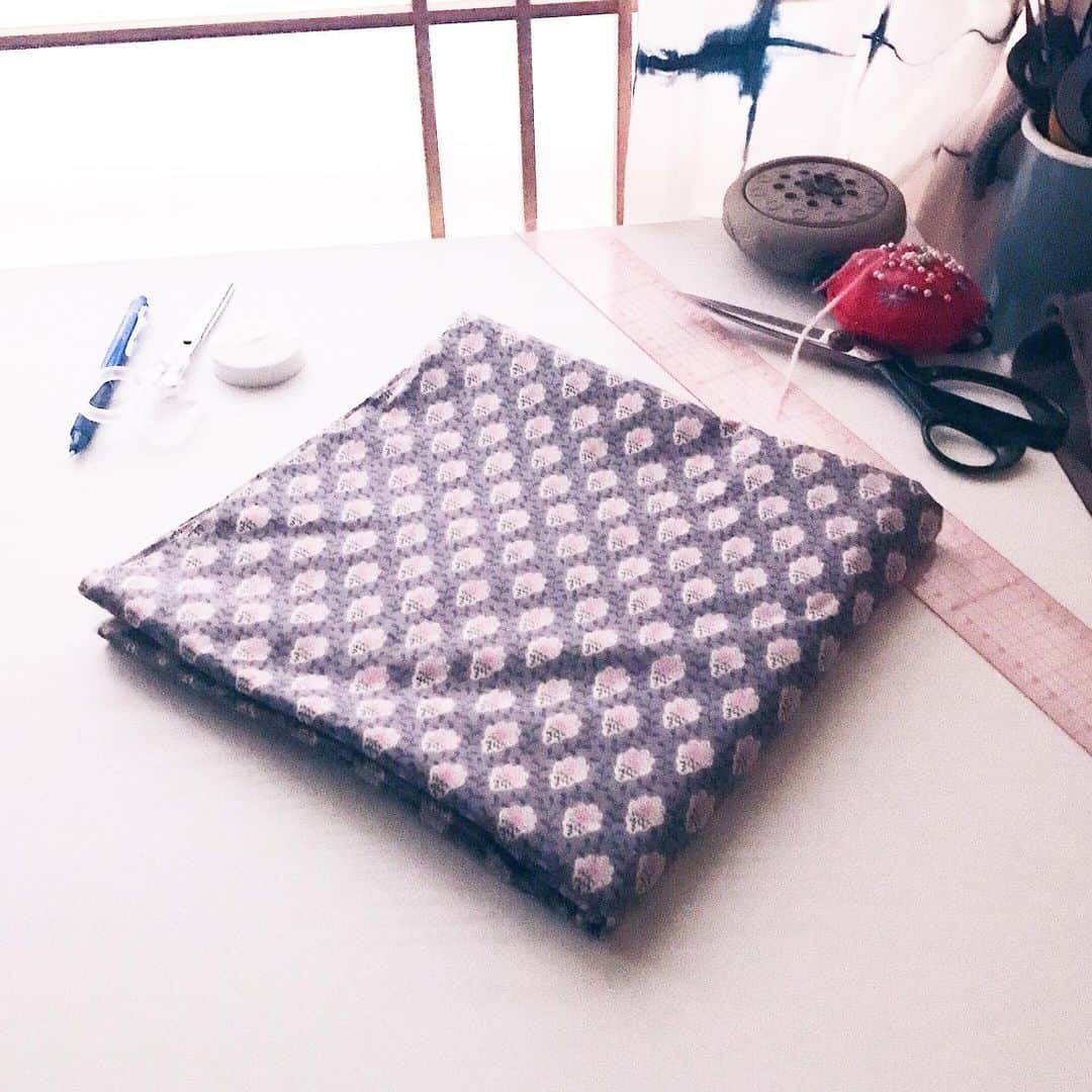 madebyayaさんのインスタグラム写真 - (madebyayaInstagram)「\ ♪ /﻿ ﻿  #sewing #diy #sewsewsew #isew #sewinglove #imakemyownclothes #memadeeveryday #fashiondesign #dressmaking #patternmaking #seamstress #sewingisfun #slowfashionmovement #ecofashion #sewcialists #sewist #costura #couture #nähen #шитье #裁縫 #ハンドメイド #ソーイング #ミシン #手作り服 #手芸 #手作 #洋裁 #미싱 #핸드메이드」1月14日 23時45分 - a.y.a__