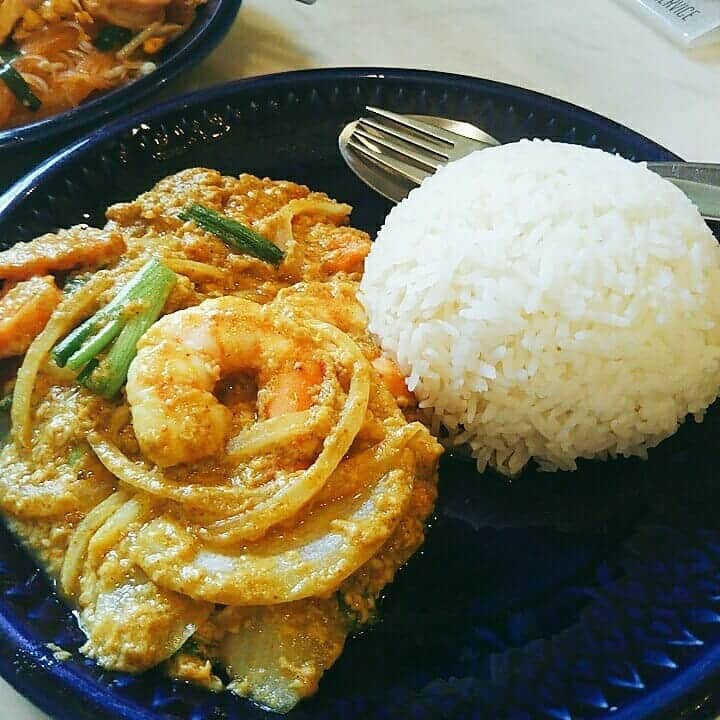 宮崎文子のインスタグラム：「♥Thai foods♥  やっぱり美味しい#タイ料理 😋🍴💕 今回はローカル色の強いカフェにもいきました  本場はスパイスがしっかりきいてて、甘みと辛味が交互にきたり、 塩気と酸味が交互に味わえる不思議な感じでした！  ジャスミンライスと一緒に様々な味わいが楽しめるのもいいですね！  #パッタイ #どれも #えび #多め♥ #マンゴーライス #ガパオ # foodies #タイ旅行 #女子旅 #旅行好き」