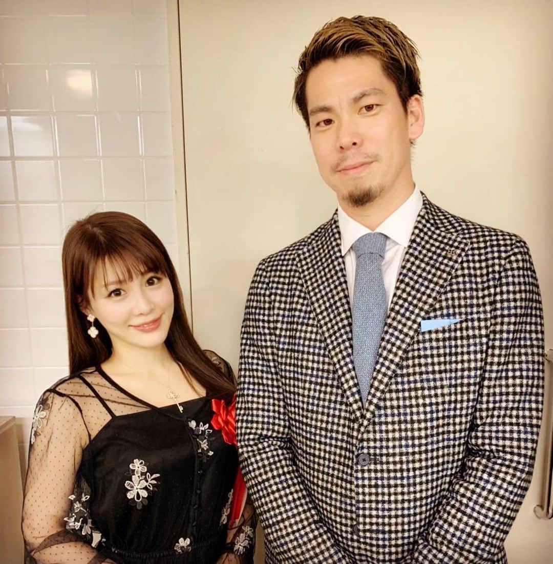 美馬怜子のインスタグラム：「パーティーにて📸✨ 前田健太さんのメジャーオーラに緊張したのか、わたしのiPhoneフリーズしてカメラが起動せず🤔💦 . 優しいひかるさんが撮ってくれたよー💖 . #エステプロラボ #プロラボ新年会 #前田健太投手 #カメラマンは川村ひかるさん #贅沢な時間でした」