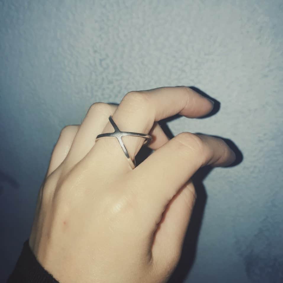 sakura midorikawaのインスタグラム：「@aletta_jewelry_official  質感がたまらないクロスリング あえてゴツめのリングと一緒につけたい」