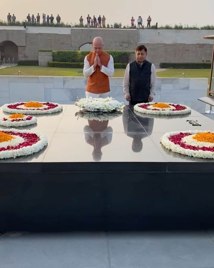 ジェフ・ベゾスのインスタグラム：「Just landed in India and spent a beautiful afternoon paying my respects to someone who truly changed the world. “Live as if you were to die tomorrow. Learn as if you were to live forever." - Mahatma Gandhi.」