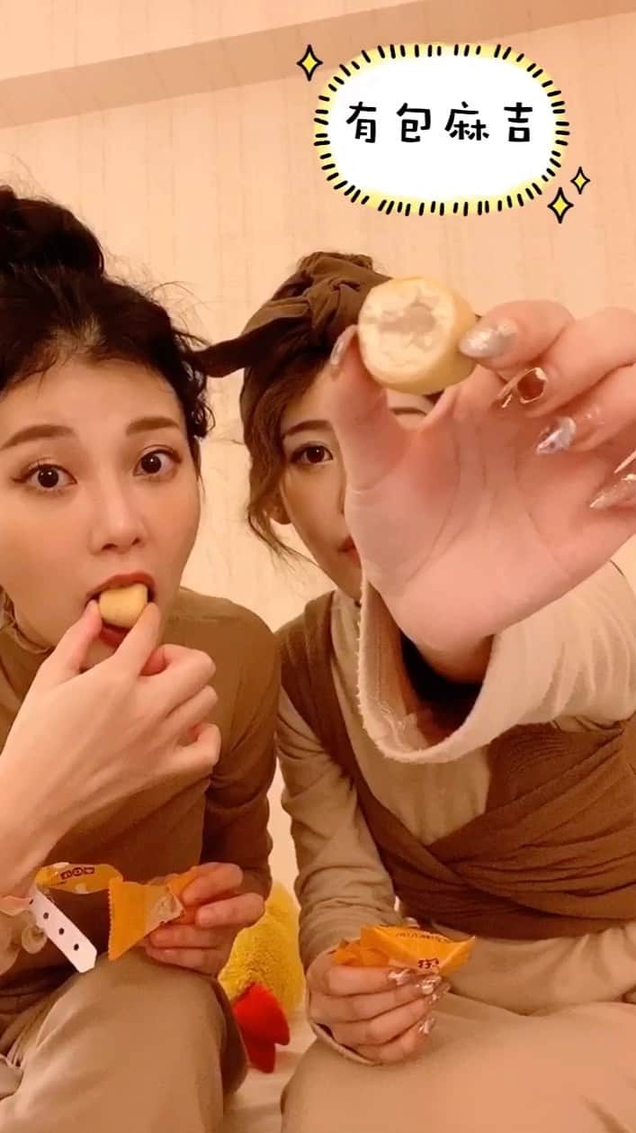張香香のインスタグラム：「日本超商新品零食之自己想吃順便隨錄開箱😛 日本必買伴手禮之一黃豆粉麻糬巧克力變成冰了！味道一樣只是變成冰的口感更好吃了🤤❤️ 在日本全家找到的 下次去日本還要大怒吃🥺😋👍🏻」