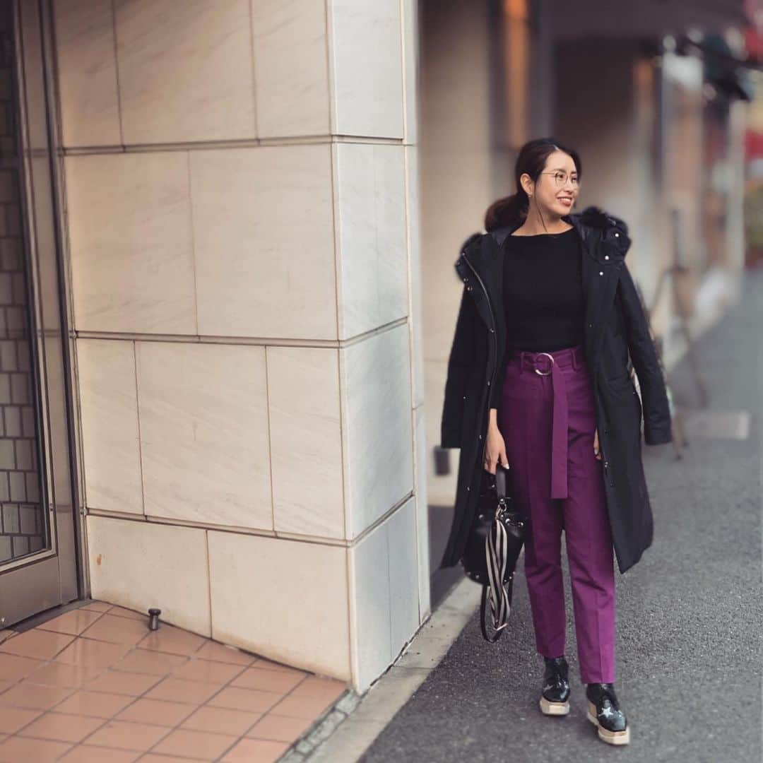 小澤名代さんのインスタグラム写真 - (小澤名代Instagram)「私服は基本的に黒が多いけど、カラーパンツをいれるだけで、飽きがこなくていい☺︎ スタイリストの @hiruichika とノスタルジア @nostalgia_jp のコラボパンツ♡ ・ ハイウエストで脚長効果で、とっても動きやすくてヘビロテ✨ パープルがちょうどサロンのテーマカラーということもあり、気に入ってみんなで揃いにして制服にしてる💜  #coordinate #nostalgia #code #ootdfashion #ootd#outfitoftheday #outfit #coat #doublestandardclothing #tops #frayid #bag #zara #shoe #stellamccartney #grasses #oliverpeoples #コーディネート#ノスタルジア#ひるいちか#コラボパンツ#カラーパンツ#足長効果#楽ちん#コーデ#スタイリスト#プチプラ#制服化#みんなでおそろい」1月14日 23時52分 - ozawanayo