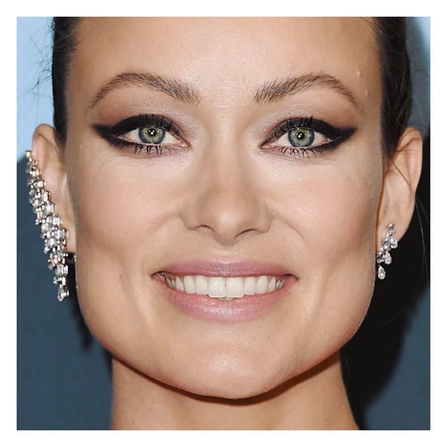 JO BAKERのインスタグラム：「O L I V I A • W I L D E 🇺🇸 Diamonds and wings.... a classic combo for #OliviaWilde #criticschoiceawards  Style @karlawelchstylist  Hair @pamwiggy  Makeup by me #jobakermakeupartist for @chanel.beauty @welovecoco  #sophialoren #makeup #inspiration #welovecoco #workingwithchanel  See next post... and stories for full inspo and product details! 💋」