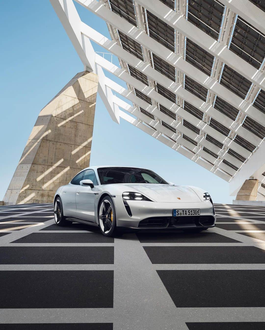 Porscheさんのインスタグラム写真 - (PorscheInstagram)「Let us guide you on a journey through 2020 with our "Spectrum" calendar. Featuring 13 unique images of current models for both the street and the racetrack, you won't need to look any further than your wall for daily motivation. #porsche #calendar⁣ _⁣ Taycan models: Electricity consumption: combined: 26,9 – 26,0 kwh/100 km; CO2 emissions: combined: 0 g/km; 911 Carrera S: 8.9 l/100 km, CO2 emissions: 205 g/k; Panamera GTS: 10,3 l/100 km; CO2 emissions: 235 g/km; 718 GT4: 10.9l/100 km; CO2 emissions 249 g/km; Cayenne Turbo Coupé: 11.4 – 11.3 l/100 km; combined CO2 emissions 261 – 258 g/km」1月14日 23時57分 - porsche
