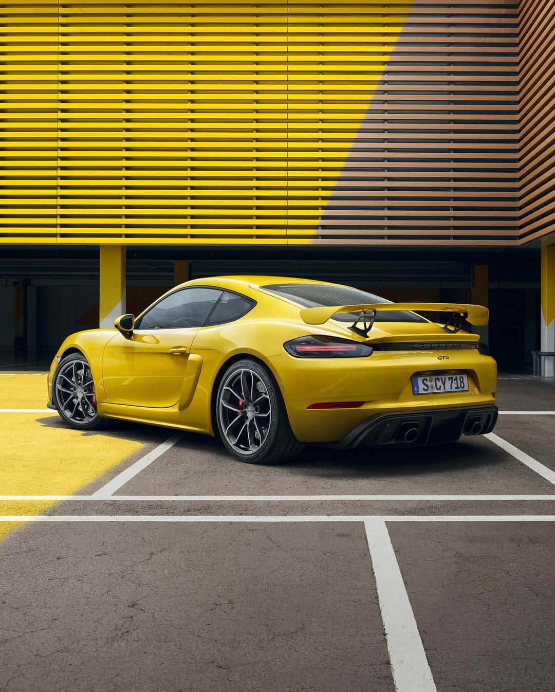 Porscheさんのインスタグラム写真 - (PorscheInstagram)「Let us guide you on a journey through 2020 with our "Spectrum" calendar. Featuring 13 unique images of current models for both the street and the racetrack, you won't need to look any further than your wall for daily motivation. #porsche #calendar⁣ _⁣ Taycan models: Electricity consumption: combined: 26,9 – 26,0 kwh/100 km; CO2 emissions: combined: 0 g/km; 911 Carrera S: 8.9 l/100 km, CO2 emissions: 205 g/k; Panamera GTS: 10,3 l/100 km; CO2 emissions: 235 g/km; 718 GT4: 10.9l/100 km; CO2 emissions 249 g/km; Cayenne Turbo Coupé: 11.4 – 11.3 l/100 km; combined CO2 emissions 261 – 258 g/km」1月14日 23時57分 - porsche