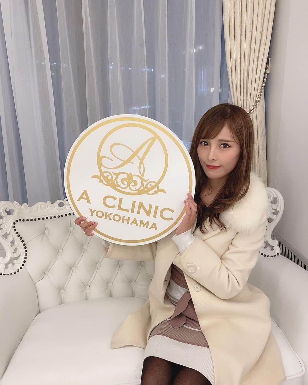 葵井えりかのインスタグラム：「先日Aclinic横浜院(@aclinic_yokohama)さんにて 友達が受けてて 凄く気になっていた 話題のAスレッド受けて来ました✨ . 私は本当に丸顔なんだけど そんな私の輪郭でもスッとしました😂 3枚目が施術前で、4.5枚目が施術後すぐです(5枚目はアプリ何も加工なし😂) 今までアンチエイジングは 鍼とかハイフとかレーザー系もやったけど断然1番即効性と効果がありました😌✨ . あと、1番いいのはダウンタイムがまったくないこと😆 めちゃくちゃ忙しい時期だったので、 施術受けた後もすぐ仕事して 次の日も仕事朝から仕事でに行きました！ 本当に助かりました🙇‍♀️ . aクリニックさん綺麗で 院長の柴田先生(@drtakashibata)は とても若くて驚きました👀 ストーリーにも投稿するのでそちらも見てください😆✨✨ .  #aスレッド #aclinic #aclinic横浜 #aクリニック #美容 #小顔 #美肌 #リフトアップ #美容外科 #美容皮膚科 #美容クリニック #柴田貴志」