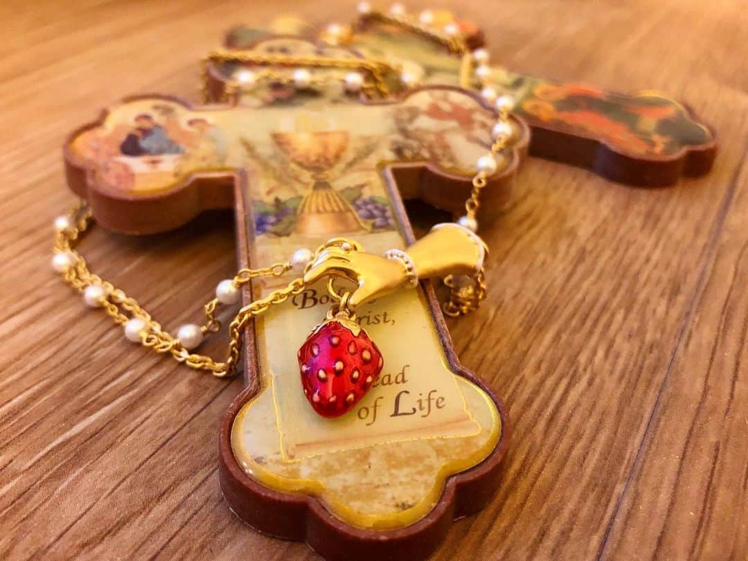 のインスタグラム：「Q-pot. 2020 Valentine Collection ＜ツマミグイ＞ . そろりと苺を掴もうとする手❣️可愛いすぎる〜🍓💕✨✨ . . . #qpot #valentine #strawberry #accessory #necklace #🍓 #japan #tokyo」