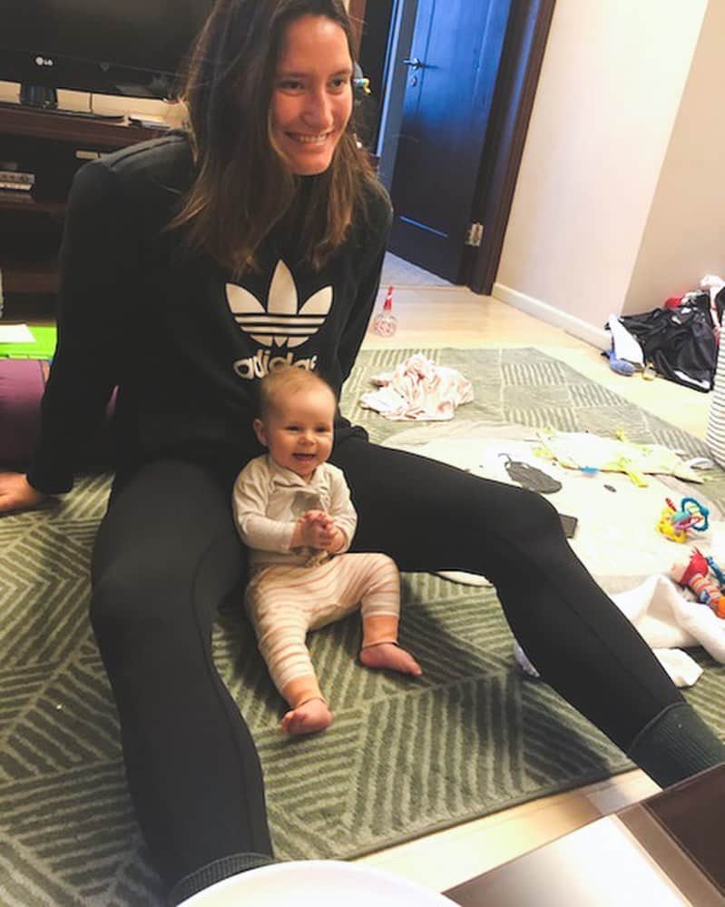 テトリ・ディクソンのインスタグラム：「Double posting bc I love this photo and I love mila and her parents and I love Milas co-auntie Michelle. Would not have survived this season without our little China family 🖤 grateful for them always!! A few of my fav photos from this season. . Also congratulations to my friend @rourker on a fantastic professional career. Can’t wait to visit you & mom on your homestead on the big island soon 😝🐝🐓🐨」
