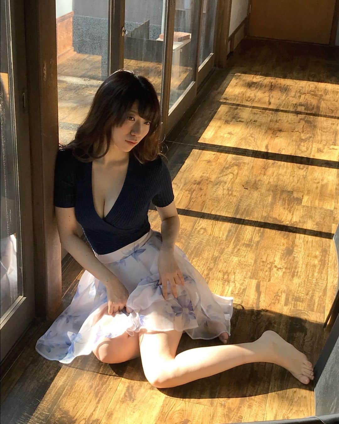 ぱいぱいでか美さんのインスタグラム写真 - (ぱいぱいでか美Instagram)「今日(1/14)発売の「FLASH」に撮り下ろしグラビア掲載して頂いてます❤︎ ꙳ #グラビア #週刊FLASH ꙳ 久しぶりにグラビアやったよー！ 痩せすぎず太りすぎずの自分好みの肉体で挑めたし カメラマンさんもスタイリストさんもメイクさんも マネージャーも全てのスタッフさんが 超褒めながら撮ってくれたおかげで 表情も今までになく自信あり気な挑発的な感じなので笑 とてもお気に入りのグラビアになりましたー！ FLASHさんありがとうございます。 なので是非買って見てね！ このオフショットはまだ服着てますが 全然服着てなくてエッチだ・・・wって感じなのでまだ見てない人はお楽しみに。 そしてよかったらアンケート書いたり告知ツイートRTしたりしてください〜☻ 応募で当たるチェキもありますので誌面を要チェックです❤︎ またオフショット徐々に載せていきます！ね！」1月15日 0時17分 - paipaidekami