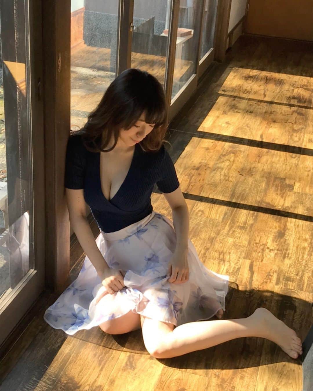 ぱいぱいでか美のインスタグラム：「今日(1/14)発売の「FLASH」に撮り下ろしグラビア掲載して頂いてます❤︎ ꙳ #グラビア #週刊FLASH ꙳ 久しぶりにグラビアやったよー！ 痩せすぎず太りすぎずの自分好みの肉体で挑めたし カメラマンさんもスタイリストさんもメイクさんも マネージャーも全てのスタッフさんが 超褒めながら撮ってくれたおかげで 表情も今までになく自信あり気な挑発的な感じなので笑 とてもお気に入りのグラビアになりましたー！ FLASHさんありがとうございます。 なので是非買って見てね！ このオフショットはまだ服着てますが 全然服着てなくてエッチだ・・・wって感じなのでまだ見てない人はお楽しみに。 そしてよかったらアンケート書いたり告知ツイートRTしたりしてください〜☻ 応募で当たるチェキもありますので誌面を要チェックです❤︎ またオフショット徐々に載せていきます！ね！」
