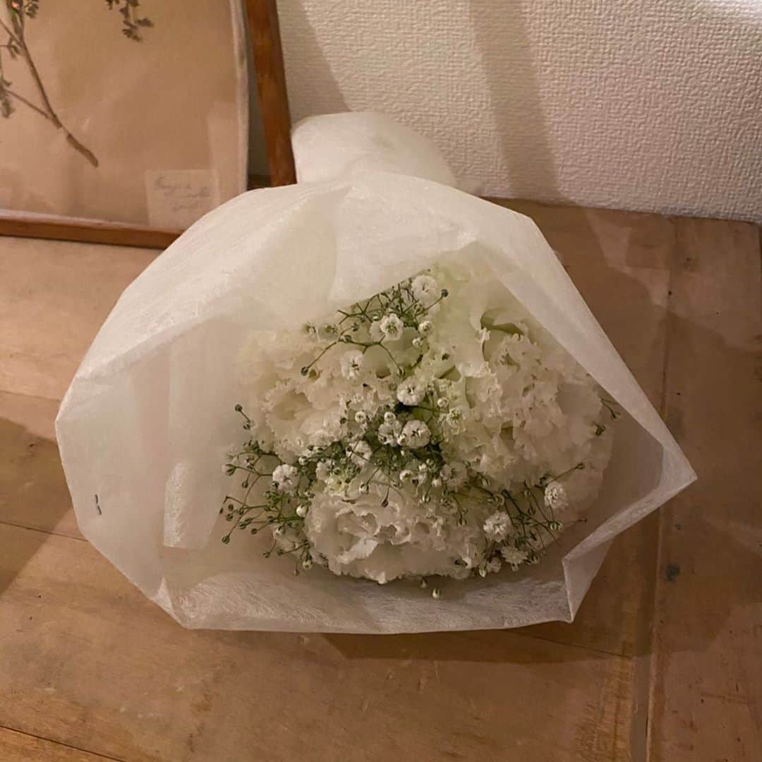 のインスタグラム：「人生初のブーケトスをキャッチさせて頂きました。 真名子さんが良い写真を！ 同い年だけど同い年に思えない美しさと落ち着きのある素晴らしい女性から、、、💐 もうこの時点で大幸せでした。 たまらん。 そして、結婚式と二次会の楽しい写真たち♡ ずーとずーと美しかった ずーとずーと温かかった マイちゃんって本当優しい優しい女神なんだなぁ タカハシマイって本当なんか女神」