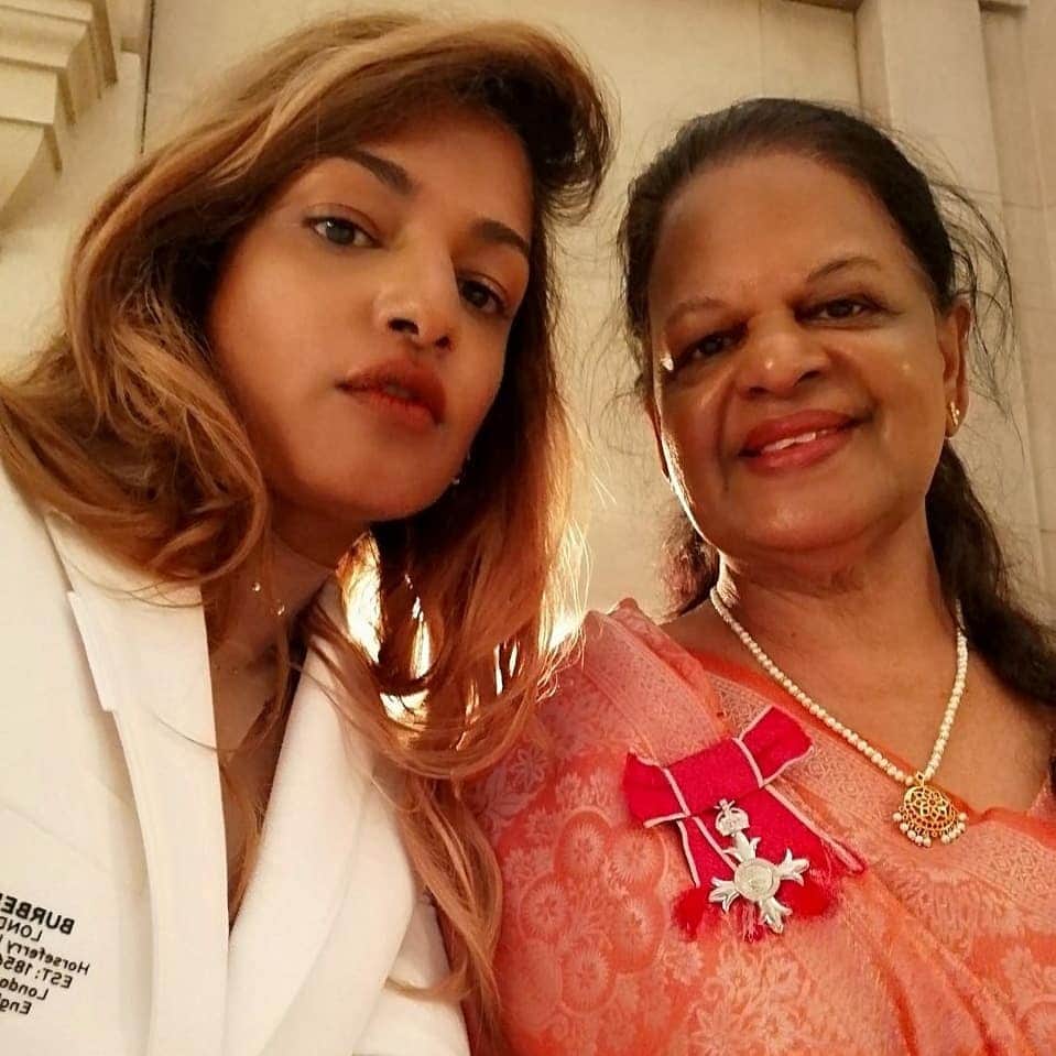 M.I.A.さんのインスタグラム写真 - (M.I.A.Instagram)「Today I'm accepting this in honor of my mother who worked for minimum wage to give us a better life. As a working class first generation immigrant it's great to be recognised for my contribution. Having freedom to speak my truth and to do it through music has helped me speak for those who do not have those privileges. I will continue fight for those who are silenced or persecuted by others. This comes from my father Arular who passed away last month.」1月15日 0時28分 - miamatangi