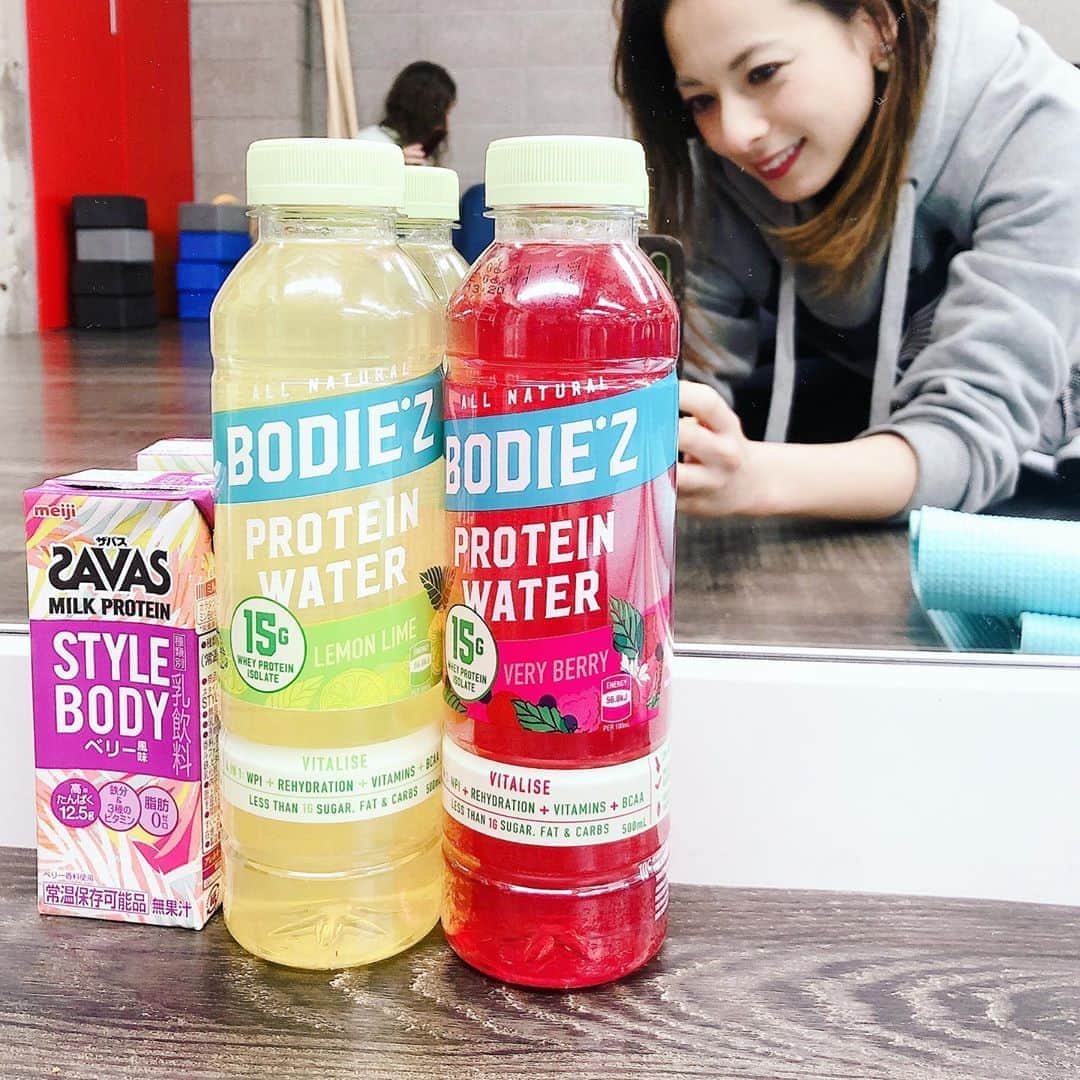 のインスタグラム：「講習の２日間で 何本飲んだだろう⁉︎🤣なプロテインドリンク  サキちゃんの海外お土産のプロテインドリンクが 飲みやすくて美味しかったなぁ♡  筋肉痛の痛さも、トレーニング内容も 今までで1番最強でした☆  @saki_workout_interests  @breakletics @improvement.studio #breakletics #workshop #fitness #photooftheday #protein #savas #ブレイクレティクス #トレーナー育成 #講習会 #プロテイン #フィットネス #フィットネス女子 #おにぎり1番 #エネルギー補給 #最強食 #筋肉痛」