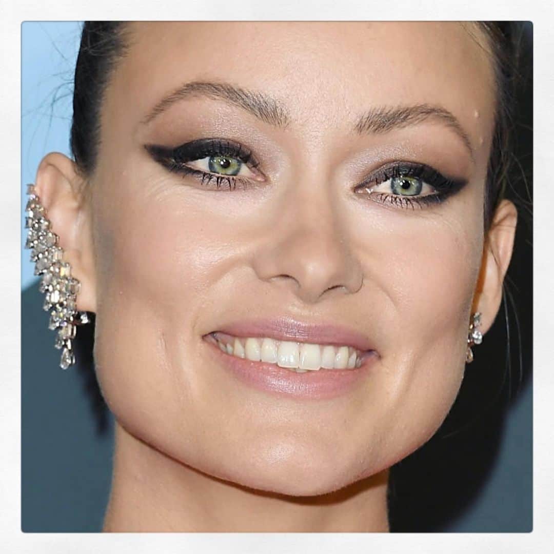 JO BAKERさんのインスタグラム写真 - (JO BAKERInstagram)「O L I V I A • W I L D E 🇺🇸 Diamonds + Dramatic wings for #OliviaWilde ..... @oliviawilde your eyes mesmerize!!!!!! #criticschoiceawards  Style @karlawelchstylist @maisonvalentino  Hair @pamwiggy  Makeup by me #jobakermakeupartist using @chanel.beauty #welovecoco #workingwithchanel #sophialoren #classicstyle @welovecoco」1月15日 0時34分 - missjobaker