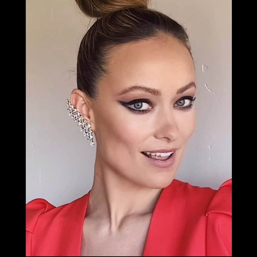 JO BAKERさんのインスタグラム写真 - (JO BAKERInstagram)「O L I V I A • W I L D E 🇺🇸 Diamonds + Dramatic wings for #OliviaWilde ..... @oliviawilde your eyes mesmerize!!!!!! #criticschoiceawards  Style @karlawelchstylist @maisonvalentino  Hair @pamwiggy  Makeup by me #jobakermakeupartist using @chanel.beauty #welovecoco #workingwithchanel #sophialoren #classicstyle @welovecoco」1月15日 0時34分 - missjobaker