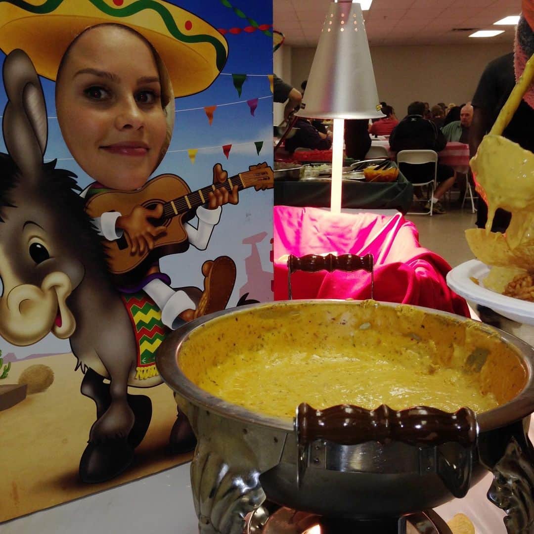 クレア・ホルトのインスタグラム：「I feel like my feed is a little heavy on the family content so here’s a photo of me and a bowl of queso dip. Have a great day!」