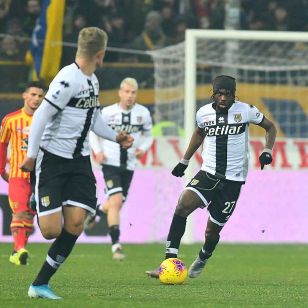 ジェルヴィーニョのインスタグラム：「About yesterday home game 🤟🏾!!!! 1st victory of the decade 2️⃣0️⃣2️⃣0️⃣ #ForzaParma 💛💙 ______________________________________________________  @parmacalcio1913  @andreacantini.photos 📸  ______________________________________________________ #game #parma #2020 #parmalecce #team225 #gameday #home #3 #seriea #italia #calcio」