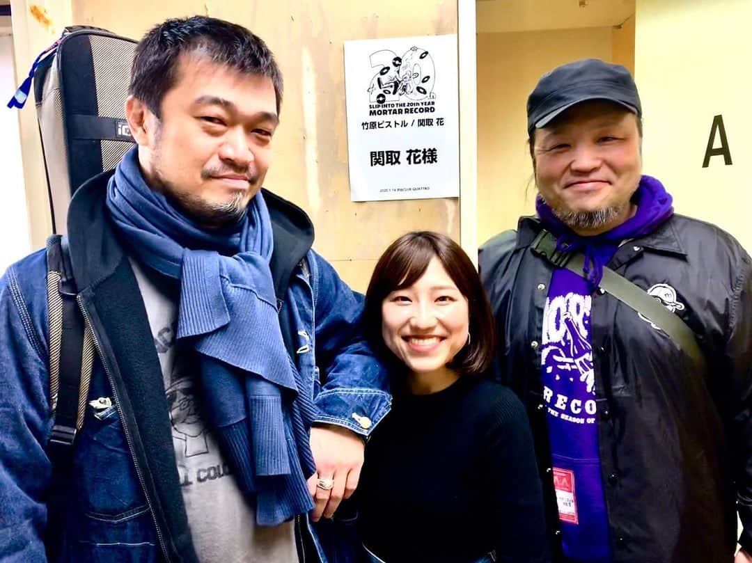 関取花のインスタグラム：「本日はモルタルレコード20周年で竹原ピストルさんと2マン@渋谷クアトロでした🥊🌷ピストルさんもモルタルの山さんもいつお会いしてもまっすぐな目をしてる。自分が美しいと思うものに向かって全力で走ってる。私はこれからも必死で食らいついて行くのみだ。最高の夜でした！有り難うございました😊」