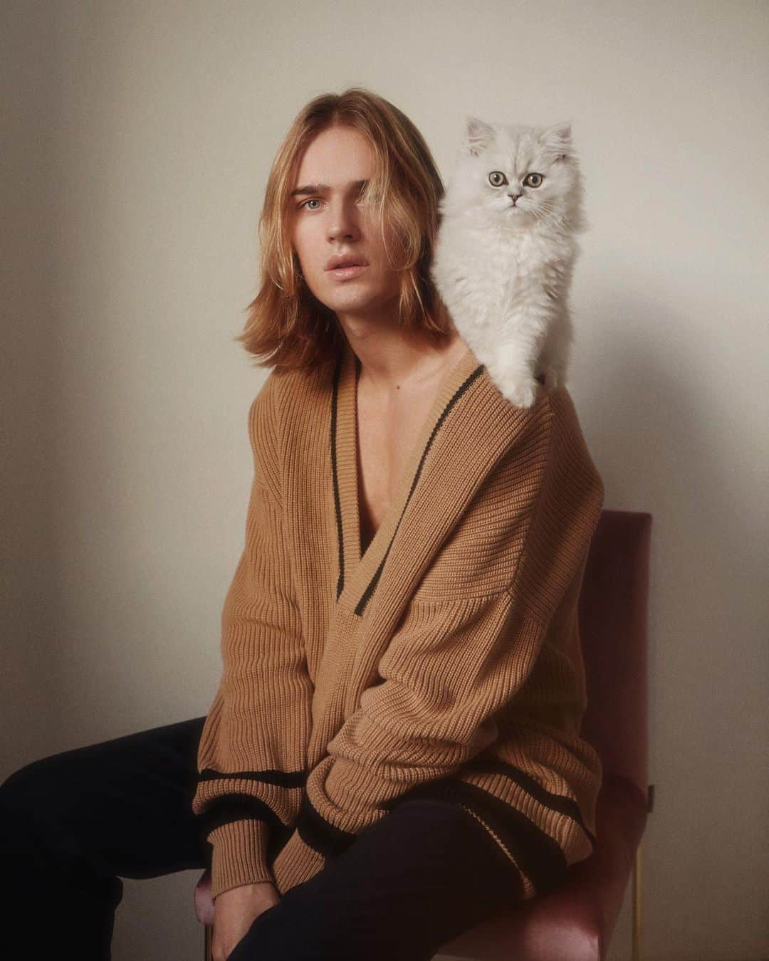 Ton Heukelsのインスタグラム：「After all these years of modeling I still don’t pose as well as the cat #throwback」