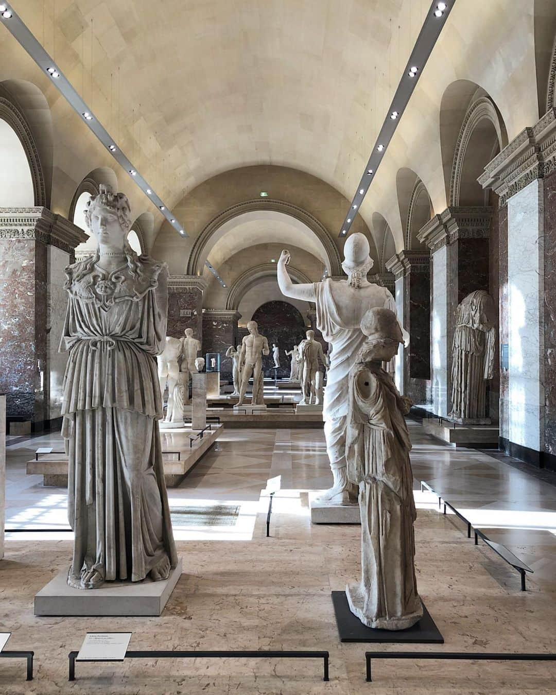 ルーブル美術館さんのインスタグラム写真 - (ルーブル美術館Instagram)「. 🇫🇷 Le mardi c’est #JourDeFermeture ! Les statues de la galerie sud attendent patiemment le retour des visiteurs. 👀 - 🔎 La galerie sud, qui précède la salle de la Vénus de Milo, est occupée par des répliques des grandes créations plastiques grecques des Ve et IVe siècles av. J.-C. réalisées à l’époque romaine. Aux athénas succèdent les figures viriles puis les aphrodites et les grands sanctuaires d’Athènes précèdent les recherches sur le rendu du corps athlétique puis des drapés féminins. - 📍 Retrouvez-les dès demain au rez-de-chaussée de l’aile Sully ! - - - - 🌎 Tuesday it’s #ClosingDay! The statues of the south gallery are waiting patiently for the visitors’ return. 👀 - 🔎 The south gallery, near the Venus de Milo’s room, is occupied by replicas of the great Greek plastic creations of the 5th and 4th centuries B.C. made in Roman era. You will find there Athenas, virile figures and aphrodites, but also the great sanctuaries of Athens, research on the rendering of the athletic body and women's drapes. - 📍Meet all of them on the ground floor of the Sully Wing ‪from tomorrow‬! - 📷©️Musée du Louvre / Maëlys Feunteun . . . #Louvre #MuséeDuLouvre #VénusDeMilo」1月15日 1時31分 - museelouvre