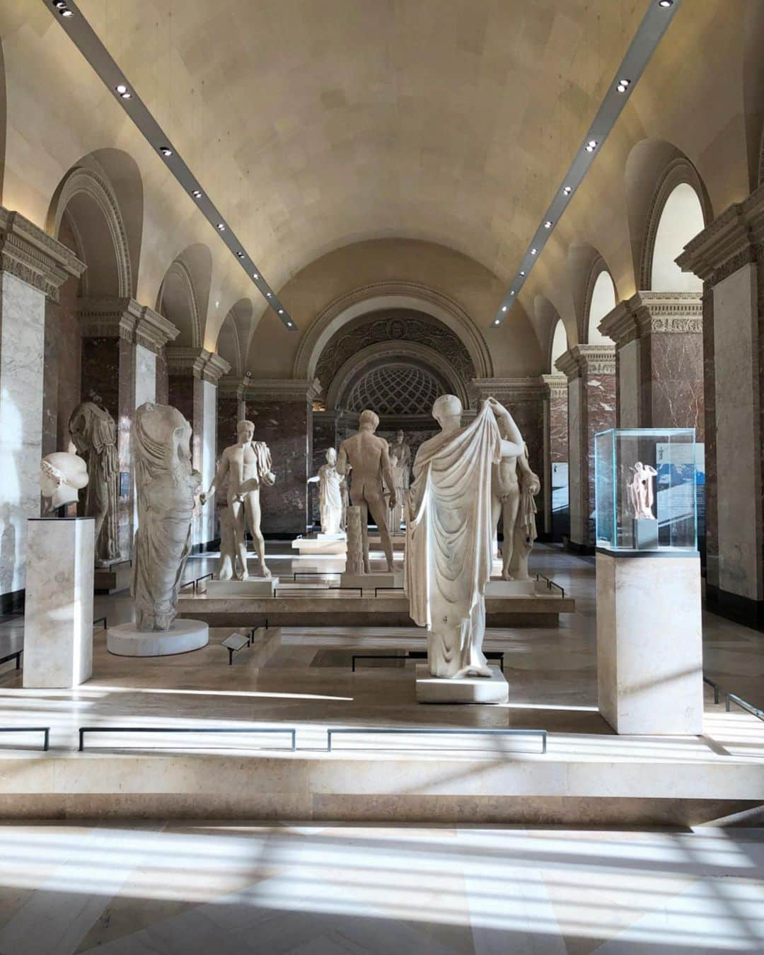 ルーブル美術館さんのインスタグラム写真 - (ルーブル美術館Instagram)「. 🇫🇷 Le mardi c’est #JourDeFermeture ! Les statues de la galerie sud attendent patiemment le retour des visiteurs. 👀 - 🔎 La galerie sud, qui précède la salle de la Vénus de Milo, est occupée par des répliques des grandes créations plastiques grecques des Ve et IVe siècles av. J.-C. réalisées à l’époque romaine. Aux athénas succèdent les figures viriles puis les aphrodites et les grands sanctuaires d’Athènes précèdent les recherches sur le rendu du corps athlétique puis des drapés féminins. - 📍 Retrouvez-les dès demain au rez-de-chaussée de l’aile Sully ! - - - - 🌎 Tuesday it’s #ClosingDay! The statues of the south gallery are waiting patiently for the visitors’ return. 👀 - 🔎 The south gallery, near the Venus de Milo’s room, is occupied by replicas of the great Greek plastic creations of the 5th and 4th centuries B.C. made in Roman era. You will find there Athenas, virile figures and aphrodites, but also the great sanctuaries of Athens, research on the rendering of the athletic body and women's drapes. - 📍Meet all of them on the ground floor of the Sully Wing ‪from tomorrow‬! - 📷©️Musée du Louvre / Maëlys Feunteun . . . #Louvre #MuséeDuLouvre #VénusDeMilo」1月15日 1時31分 - museelouvre