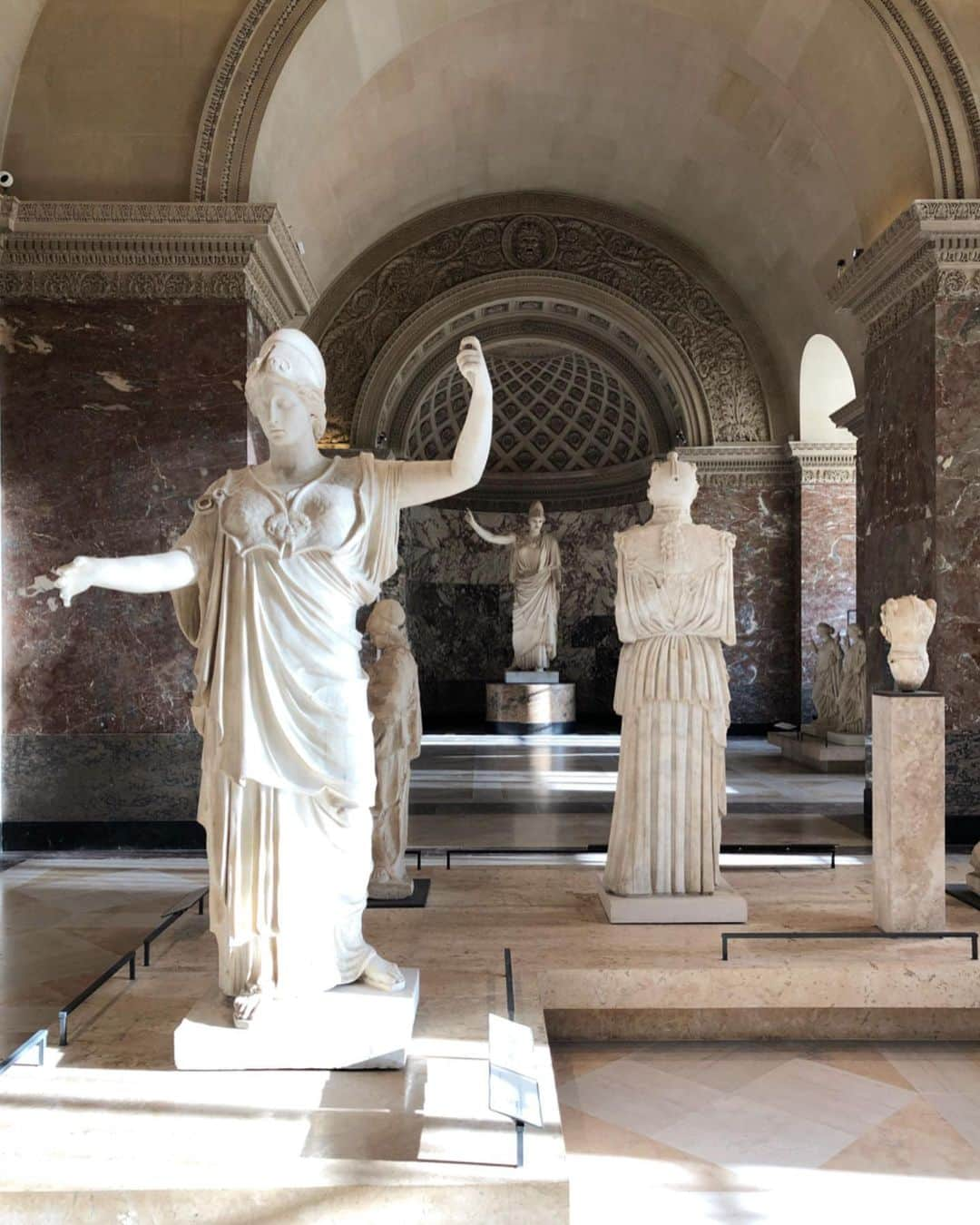 ルーブル美術館さんのインスタグラム写真 - (ルーブル美術館Instagram)「. 🇫🇷 Le mardi c’est #JourDeFermeture ! Les statues de la galerie sud attendent patiemment le retour des visiteurs. 👀 - 🔎 La galerie sud, qui précède la salle de la Vénus de Milo, est occupée par des répliques des grandes créations plastiques grecques des Ve et IVe siècles av. J.-C. réalisées à l’époque romaine. Aux athénas succèdent les figures viriles puis les aphrodites et les grands sanctuaires d’Athènes précèdent les recherches sur le rendu du corps athlétique puis des drapés féminins. - 📍 Retrouvez-les dès demain au rez-de-chaussée de l’aile Sully ! - - - - 🌎 Tuesday it’s #ClosingDay! The statues of the south gallery are waiting patiently for the visitors’ return. 👀 - 🔎 The south gallery, near the Venus de Milo’s room, is occupied by replicas of the great Greek plastic creations of the 5th and 4th centuries B.C. made in Roman era. You will find there Athenas, virile figures and aphrodites, but also the great sanctuaries of Athens, research on the rendering of the athletic body and women's drapes. - 📍Meet all of them on the ground floor of the Sully Wing ‪from tomorrow‬! - 📷©️Musée du Louvre / Maëlys Feunteun . . . #Louvre #MuséeDuLouvre #VénusDeMilo」1月15日 1時31分 - museelouvre