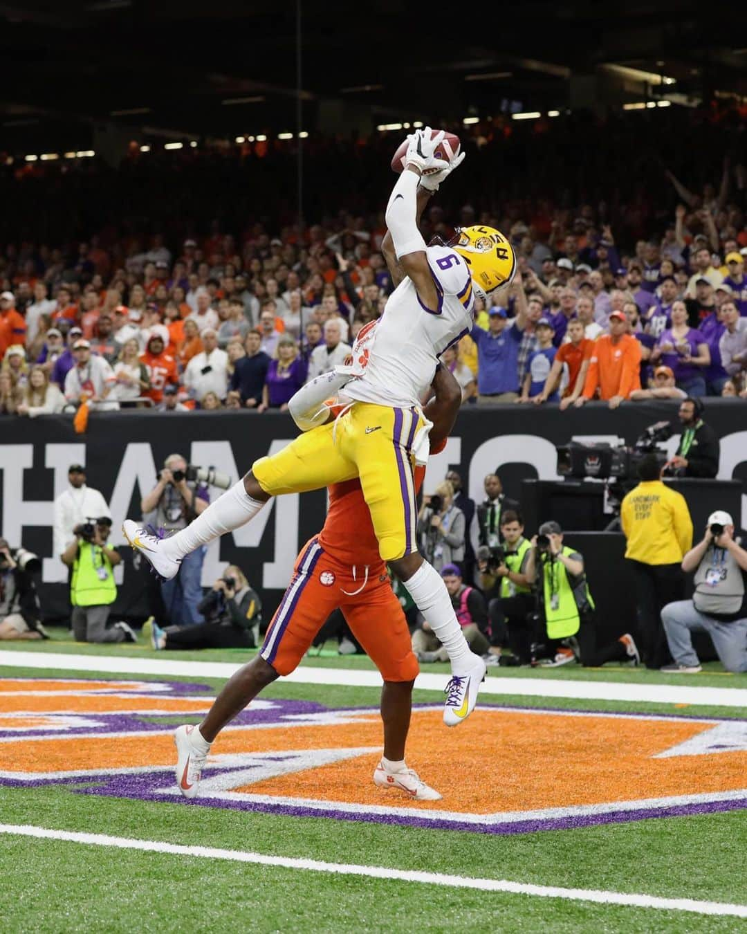 Instagramさんのインスタグラム写真 - (InstagramInstagram)「In an ultimate matchup of the 🐅, the LSU Tigers (@lsufootball) claimed a well-earned victory over the Clemson University Tigers (@clemsonfb) in last night’s 2020 College Football Playoff national championship (@cfbplayoff), hosted in New Orleans. 🏆⁣ ⁣ Watch our story to catch 20 prime-time moments from the big game. #geauxtigers 😉🏈」1月15日 1時26分 - instagram