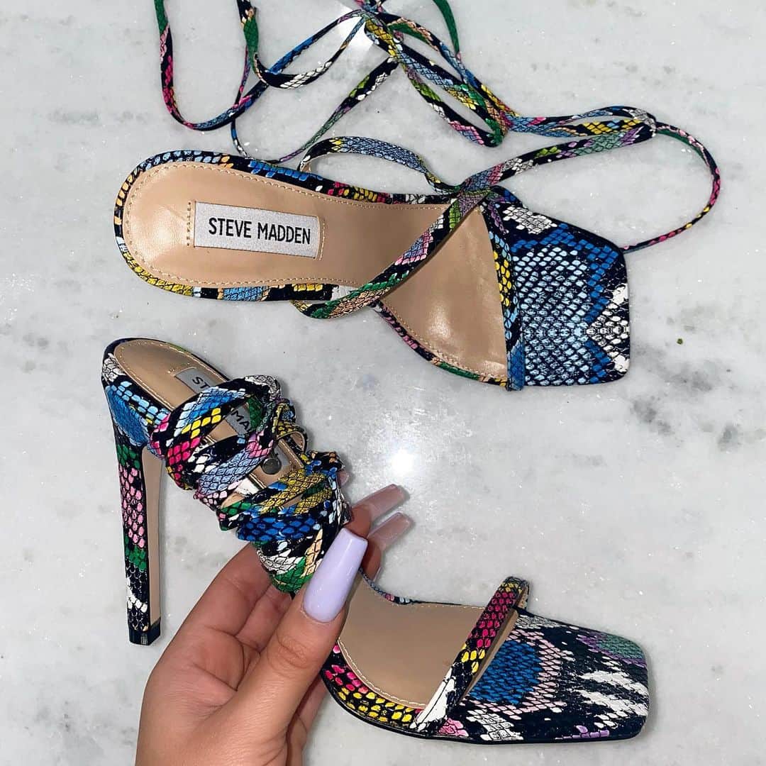 Carli Bybelのインスタグラム：「In love with these lace up snakeskin heels💙💜💚💖 direct link on my story!」