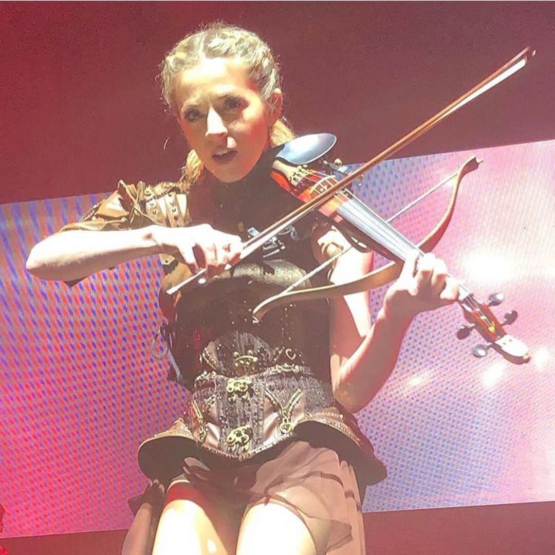 リンジー・スターリングさんのインスタグラム写真 - (リンジー・スターリングInstagram)「South America, I’m coming to see you with my Artemis tour this March. Tickets on sale now at Lindseystirling.com . . Swipe up link in my story.」1月15日 1時29分 - lindseystirling