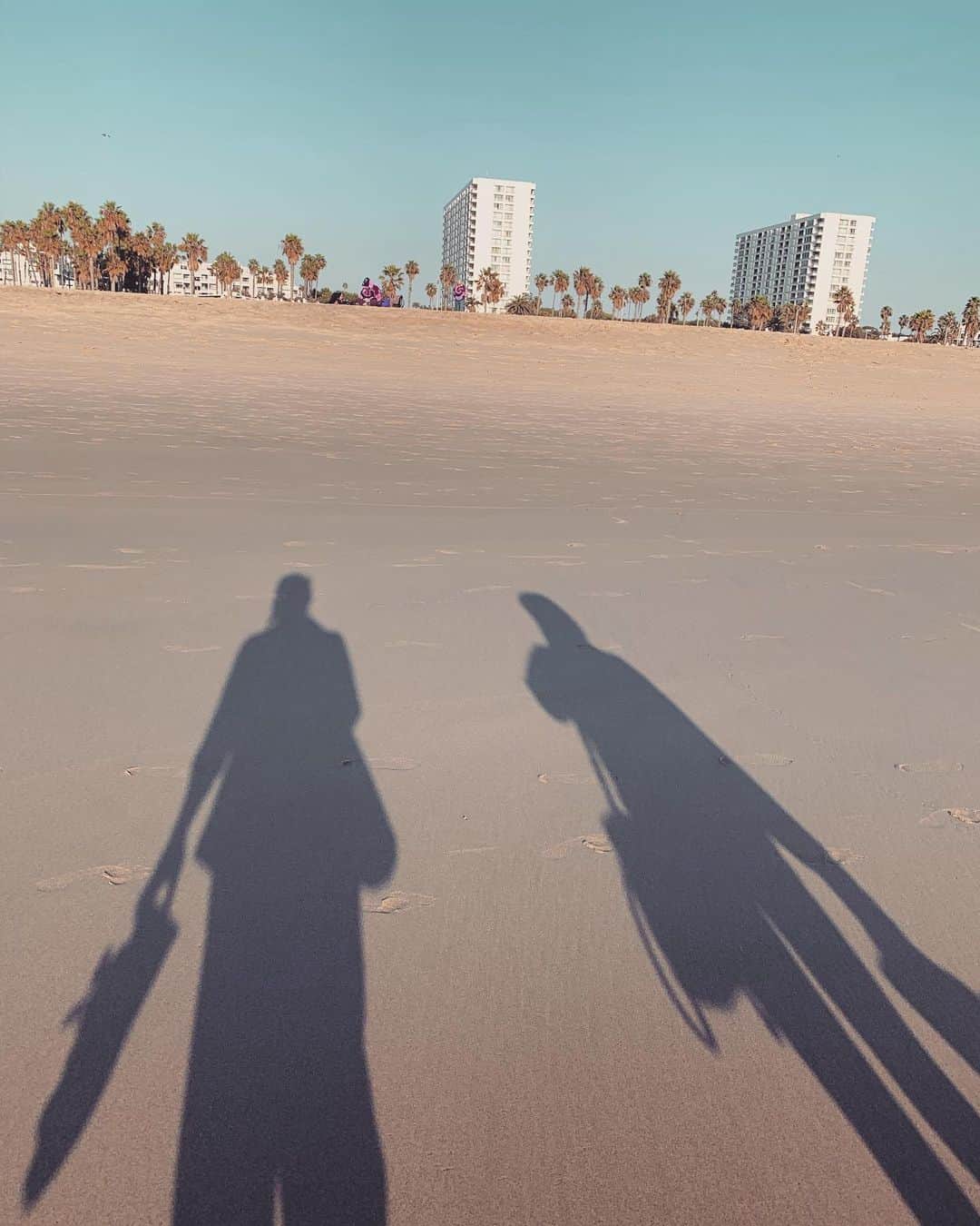 ローラ・スペンサーのインスタグラム：「This is the only photo I took yesterday to commemorate 10 years living in LA. I went to the ocean and walked alongside it with a fellow Okie. Then stuffed my face with good food and wine next to other loved ones at night. Felt right. 💕」