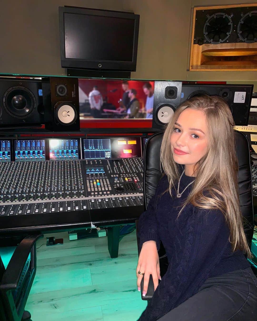 コニー・タルボットのインスタグラム：「Music & things 🎼🖤」