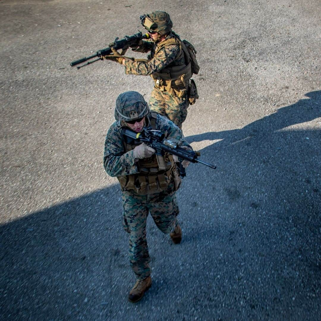 アメリカ海兵隊さんのインスタグラム写真 - (アメリカ海兵隊Instagram)「On The Move  Marines with the @spmagtfcraf 20.1, @usmcfea, maneuver to the next checkpoint during a military operations in urban terrain training event at Naval Station Rota, Spain. (U.S. Marine Corps photo by Cpl. Kenny Gomez)  #USMC #Marines #Training #Military」1月15日 2時00分 - marines