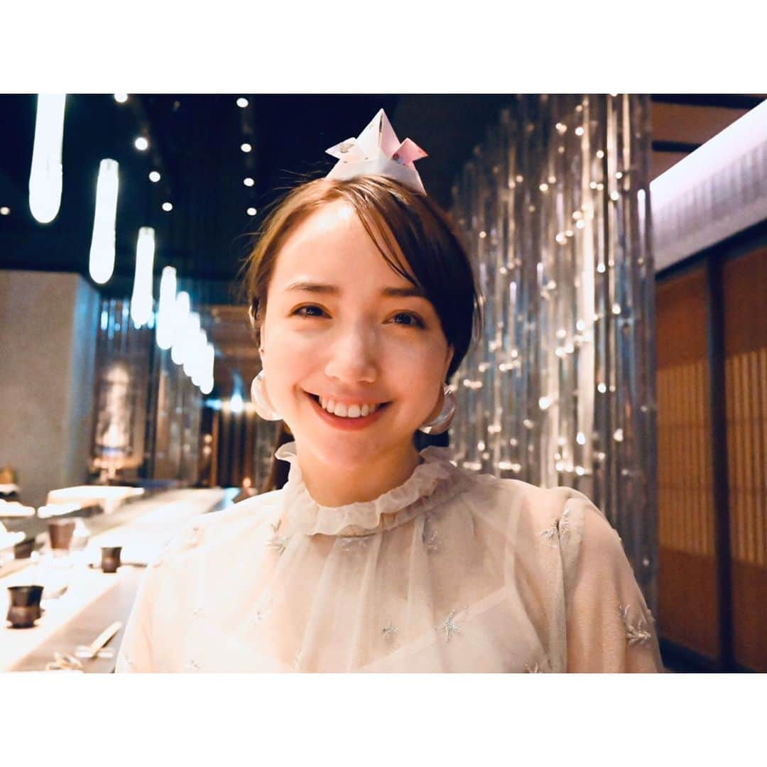 豊田エリーさんのインスタグラム写真 - (豊田エリーInstagram)「🎠 結婚10周年と誕生日のお祝い。 時間が過ぎるのは早く感じるけれど、 あっという間ではない。 そのひとつひとつに、いとおしい想い出のつまった10年間でした。 これからの日々も誠実に、大切に、 積み重ねていきたい。 ・ 娘の撮ってくれた一枚。 頭にのっているのは折り紙のかぶと（娘作）。🥳 もうひとつは綺麗な夕空を。 ・ It was our 10th wedding anniversary and my 31st birthday. 10years! I can’t believe how time flies! It has been a wonderful journey and I’m so excited to make more memories with my precious family. #10thanniversary #birthdayparty  #daughtertookthis 🥂」1月15日 2時10分 - ellie_toyota