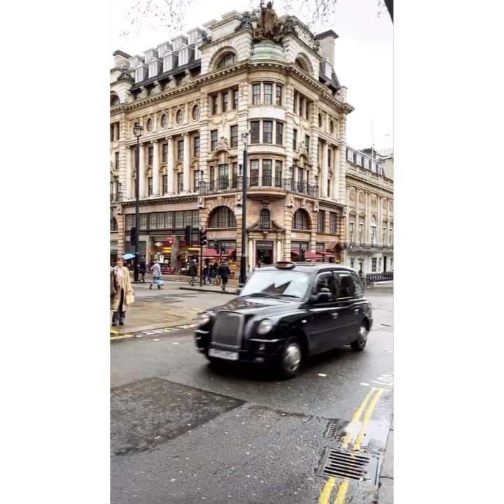 カロリーヌ・ド・メグレのインスタグラム：「Hello London 🇬🇧💘」