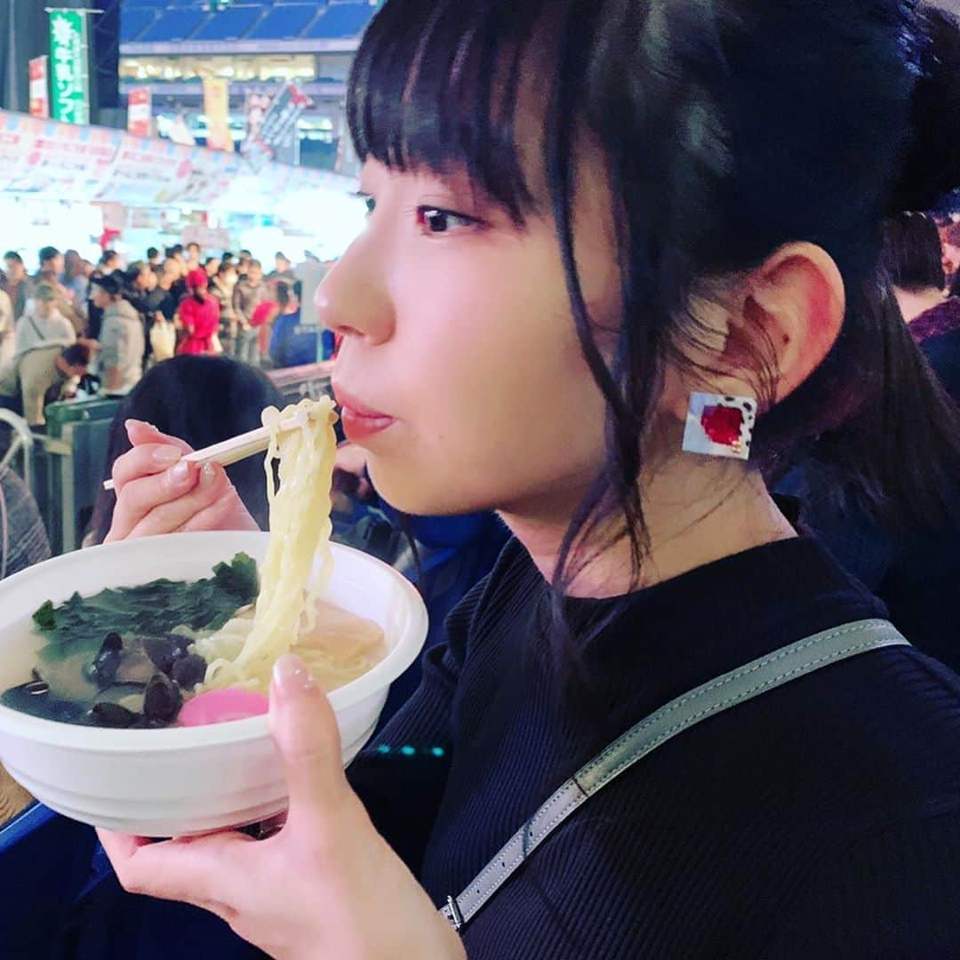 古川未鈴のインスタグラム：「. . 全国の美味しいものを食べまくった、、、 どれもこれも美味しくて 本当にたくさん食べをました。 . . . 食べることが人生の楽しみ。 なんかみんなと何かを食べるイベントとかしたいなー。 . . . 中村さん、今日もありがとう！ . . . #food #fes  #ふるさと祭り  #おいしい」