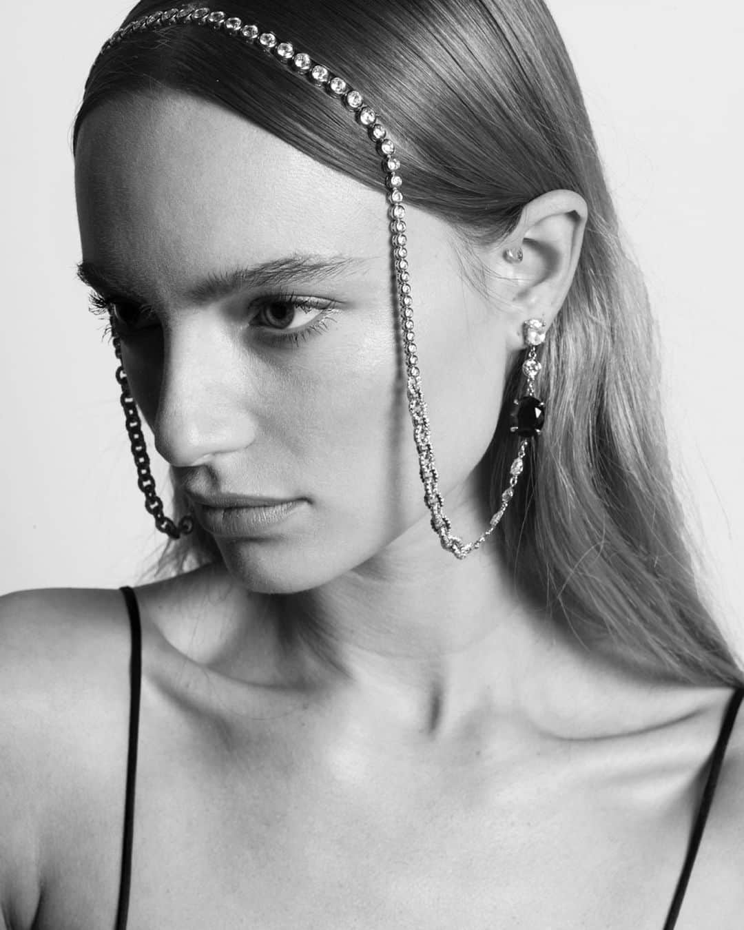 マヤ・ステッパーさんのインスタグラム写真 - (マヤ・ステッパーInstagram)「🖤 wearing @anakhouri jewelry shot by @mikkelgjensen hair by @sabrinaszinay  @thelionsny #mayastepper」1月15日 2時17分 - mayastepper