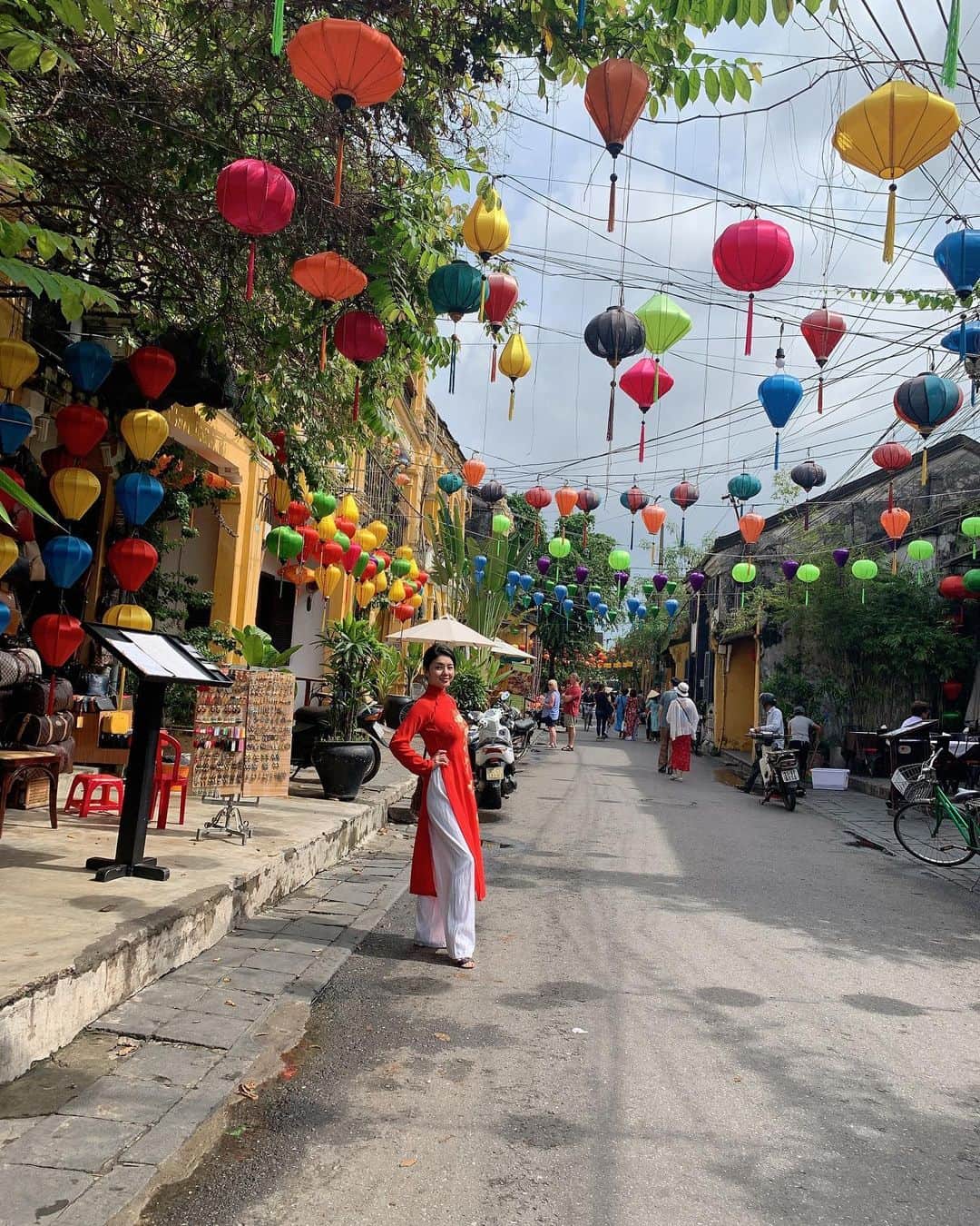 日下裕江さんのインスタグラム写真 - (日下裕江Instagram)「街中のランタンが色取り取りで 綺麗で可愛い🏮💕 お寺も沢山あったり、 可愛い雑貨屋、洋服屋さんも沢山✨  観光の為の街でもあり、  本当、街が世界遺産💓  大人のテーマパーク✨  #ホイアン #ランタン #満月の日 #hoian #lantern #fullmoonday #vietnam #世界遺産」1月15日 2時24分 - hiroe___h