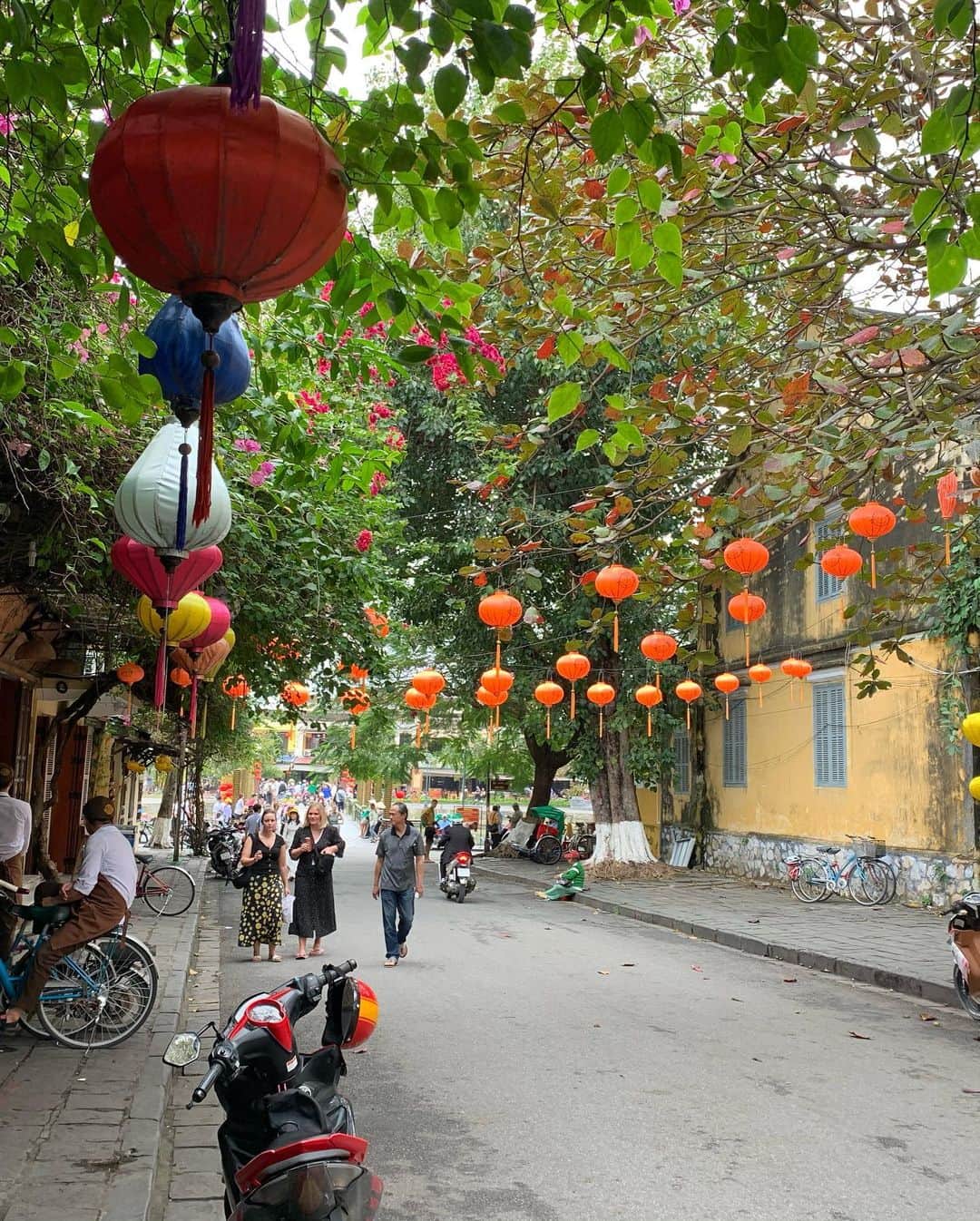 日下裕江さんのインスタグラム写真 - (日下裕江Instagram)「街中のランタンが色取り取りで 綺麗で可愛い🏮💕 お寺も沢山あったり、 可愛い雑貨屋、洋服屋さんも沢山✨  観光の為の街でもあり、  本当、街が世界遺産💓  大人のテーマパーク✨  #ホイアン #ランタン #満月の日 #hoian #lantern #fullmoonday #vietnam #世界遺産」1月15日 2時24分 - hiroe___h