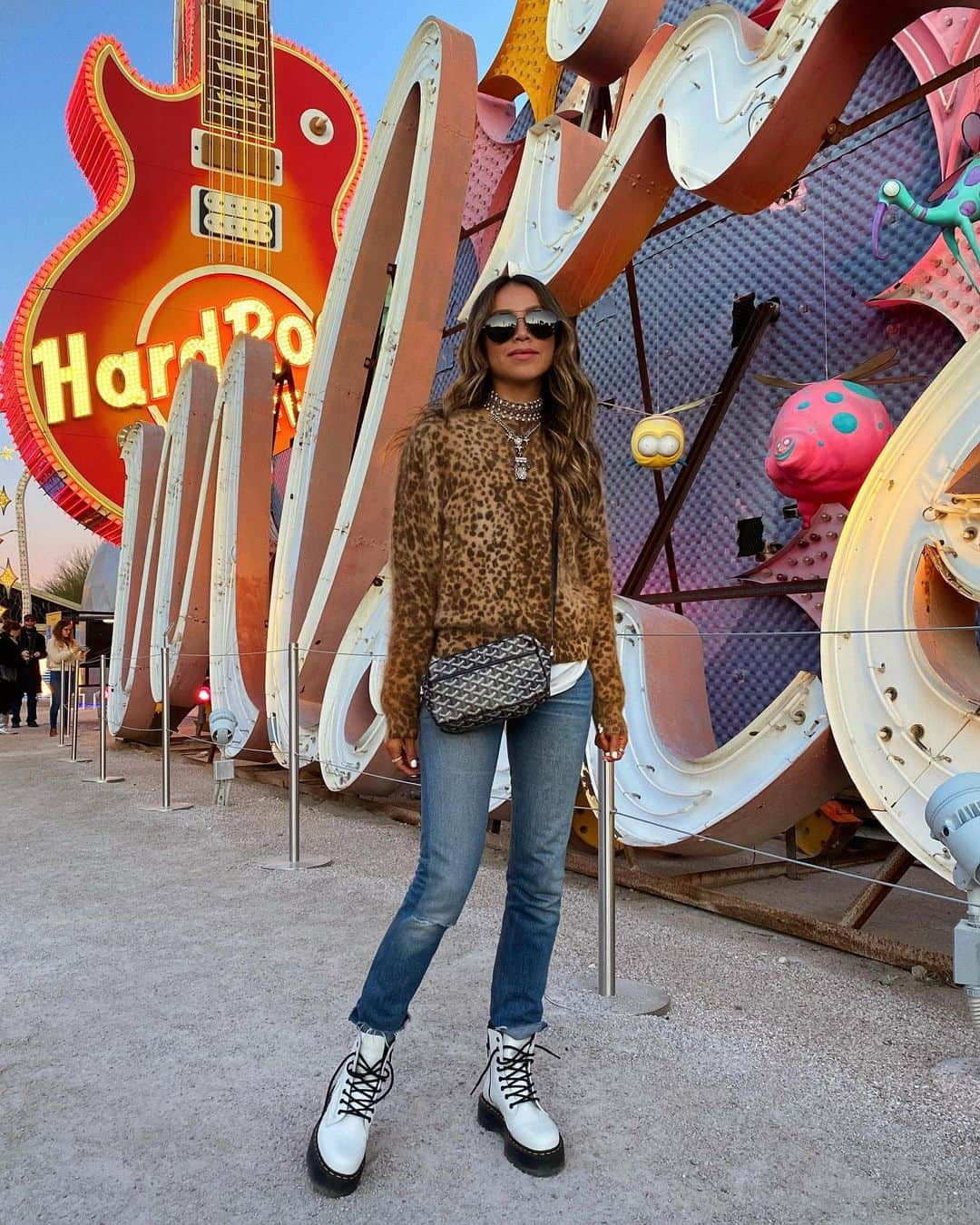 ジュリー・サリニャーナさんのインスタグラム写真 - (ジュリー・サリニャーナInstagram)「Pit stop at the Neon museum! ✨」1月15日 2時37分 - sincerelyjules