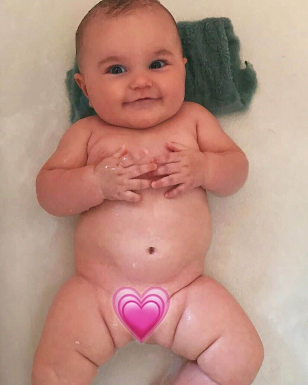 ホープ・ハワードさんのインスタグラム写真 - (ホープ・ハワードInstagram)「NEVER BEFORE SEEN CHUB PHOTOS! I’m reminiscing because she’s about to be two!😭🙏🏽💗」1月15日 2時59分 - hopeisabelhoward