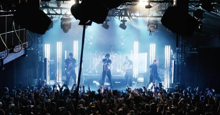 ジャスティン・ヒルズのインスタグラム：「Agree to Disagree Live in London. Watch the full performance now at SirensMusic.co」